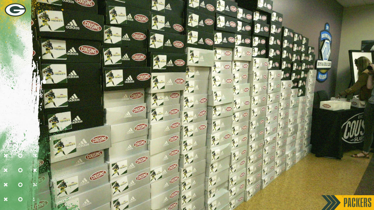 Aaron Jones donates shoes to local kids