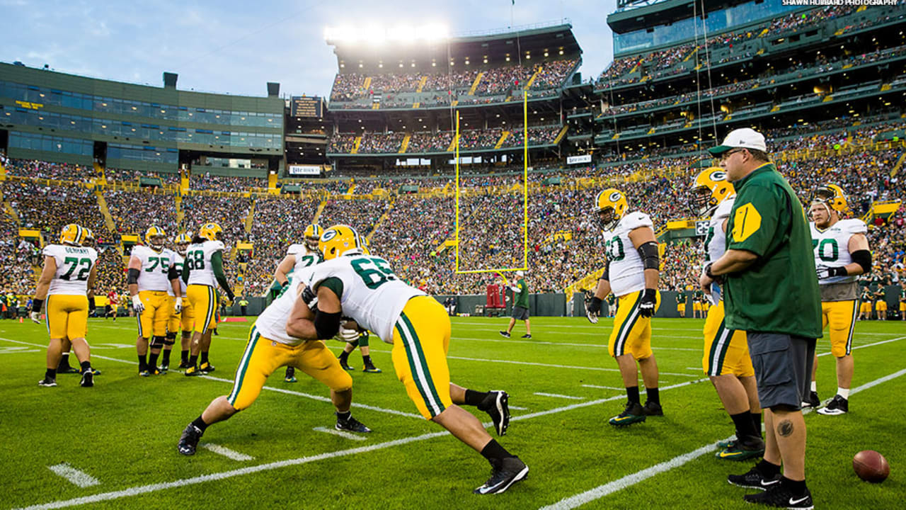 Jordy Nelson does pregame warmups in full pads