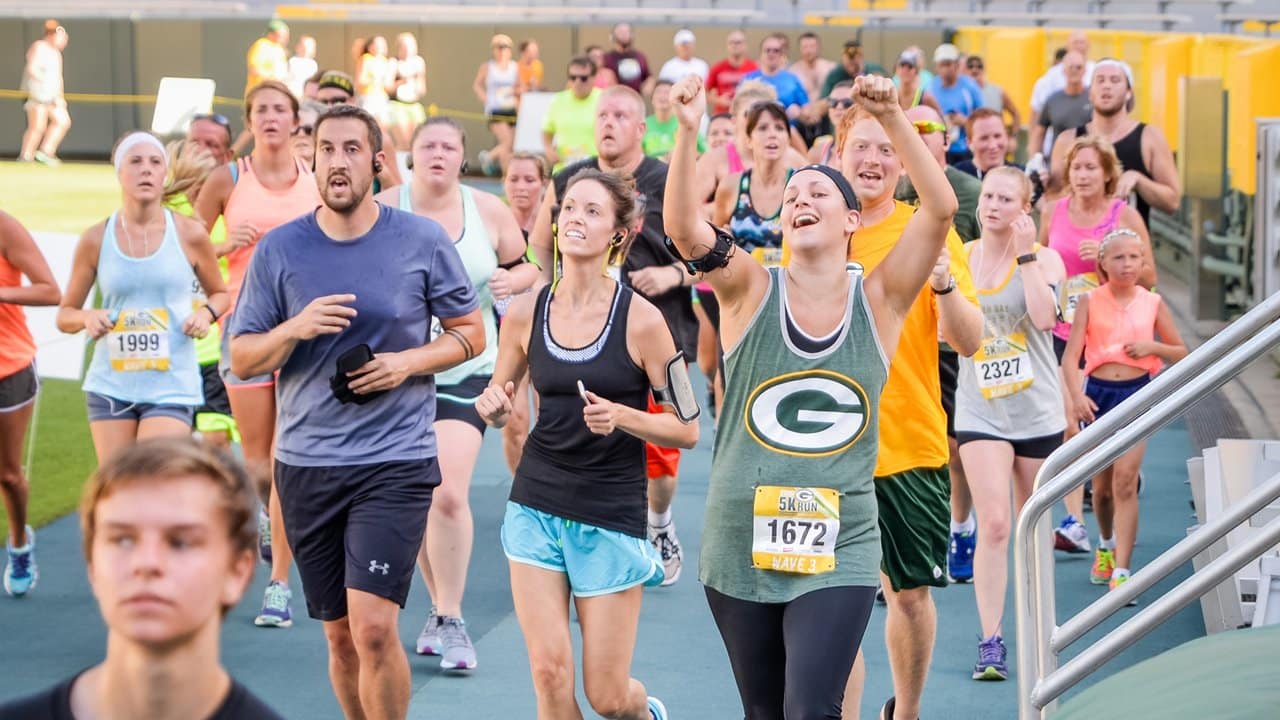 Fans run through Lambeau at Packers 5K