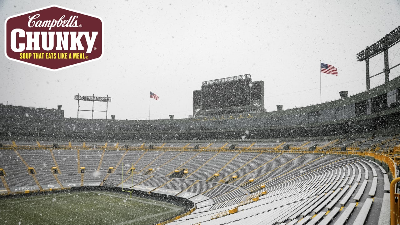 Photos Snow falls on Lambeau Field