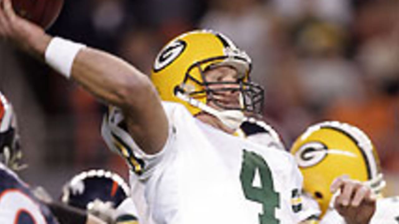 Green Bay Packers' Mark Chmura reaches for a touchdown pass