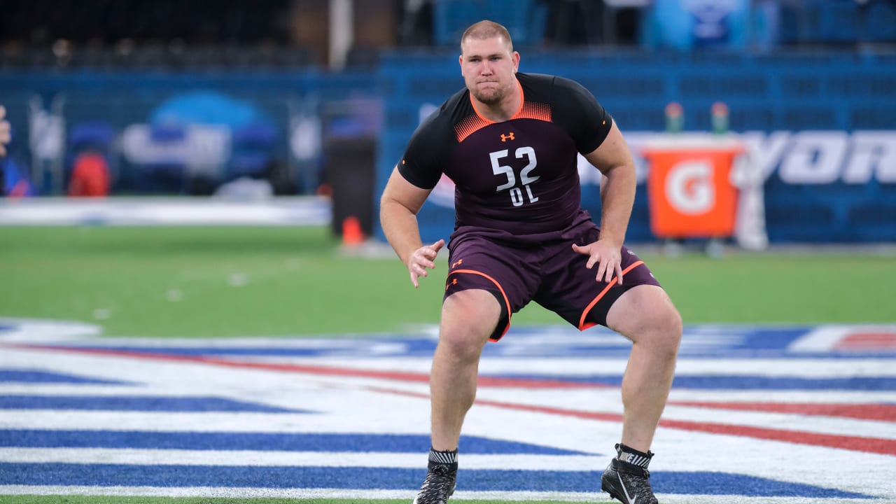 Cincinnati Bengals guard Max Scharping runs on to the field before