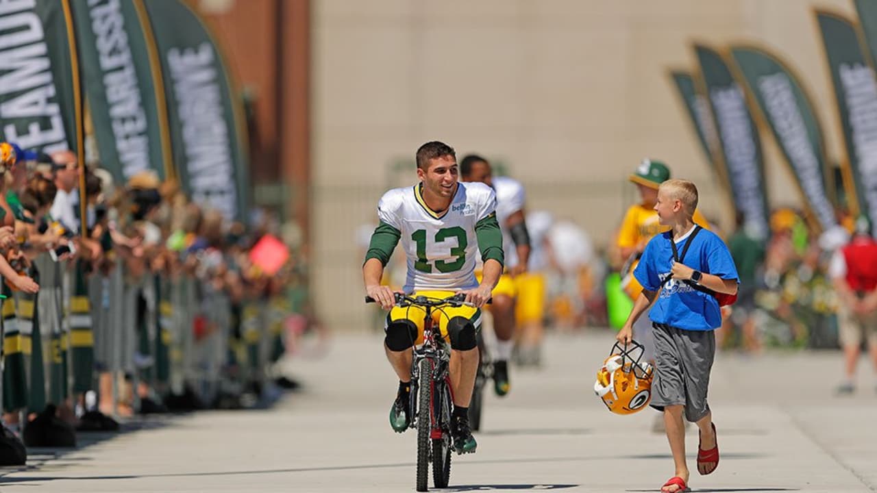 Bike kids show up, offer rides to Packers players