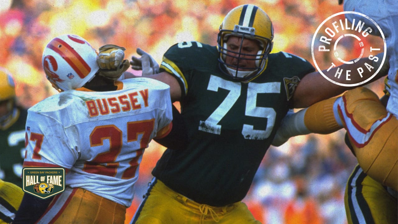 Offensive lineman Tony Mandarich of the Green Bay Packers blocks a News  Photo - Getty Images