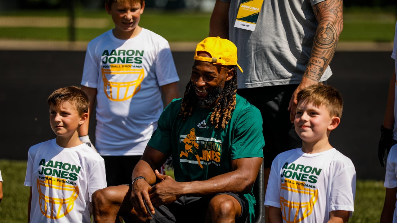 Aaron Jones hosts 2nd annual youth camp in Green Bay, talks season ahead