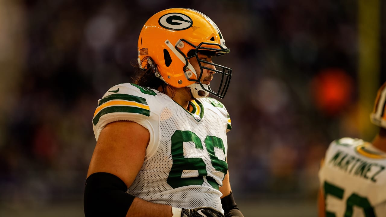 Packers' David Bakhtiari beats Aaron Rodgers chugging beer at Bucks game