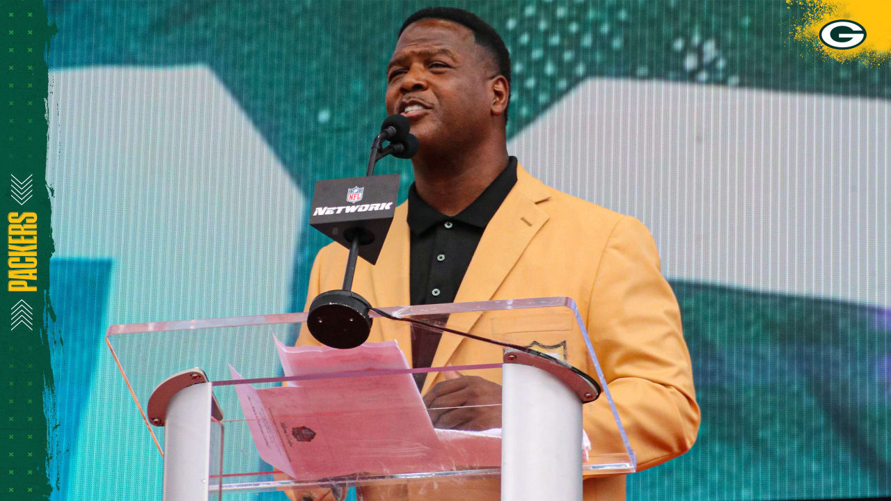 LeRoy Butler thanks fans during Pro Football Hall of Fame induction