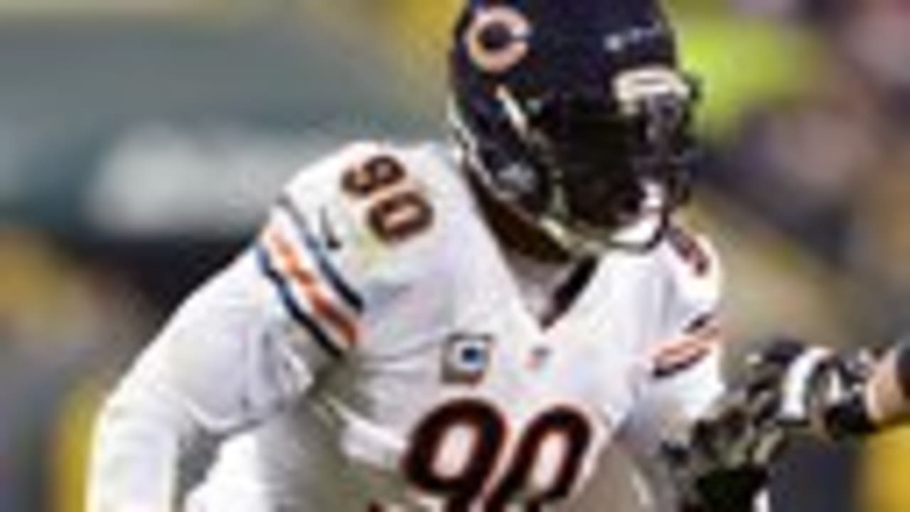 By moving around, Chicago Bears' Julius Peppers stops offenses