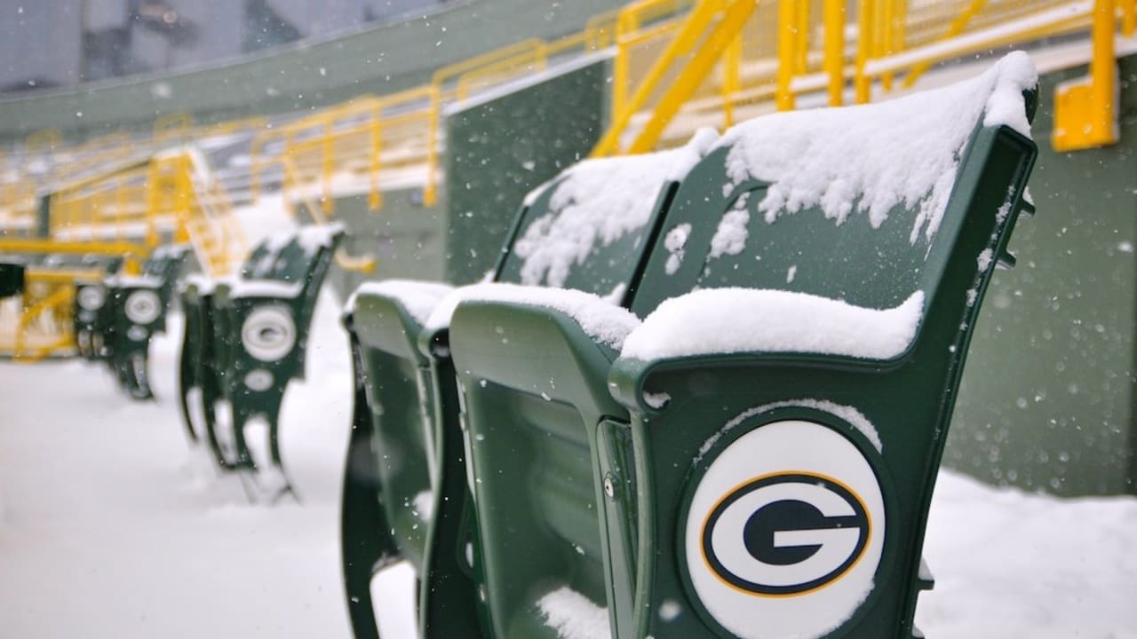 Packers fans shovel snow from Lambeau Field