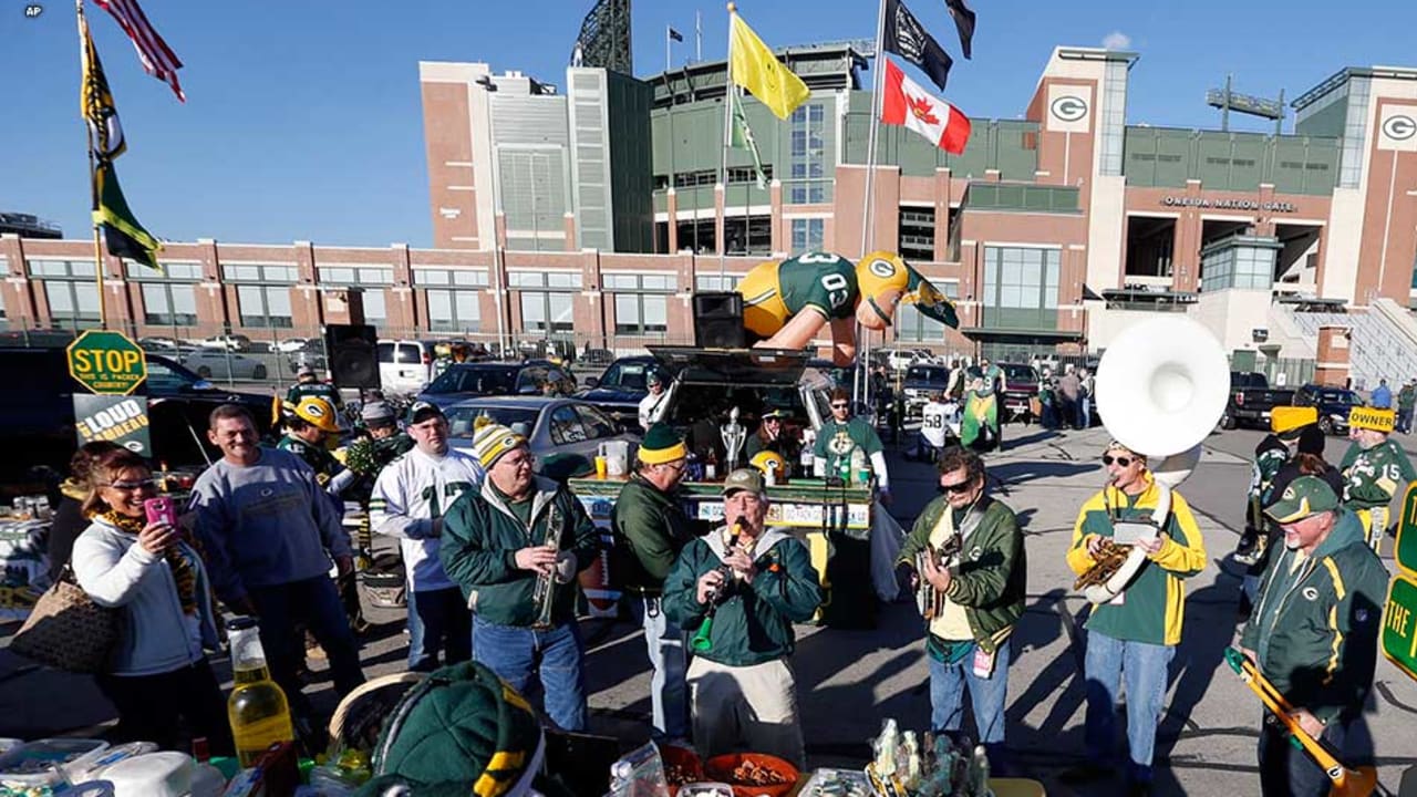 Packers tailgating scene outside Lambeau is filled with crazy