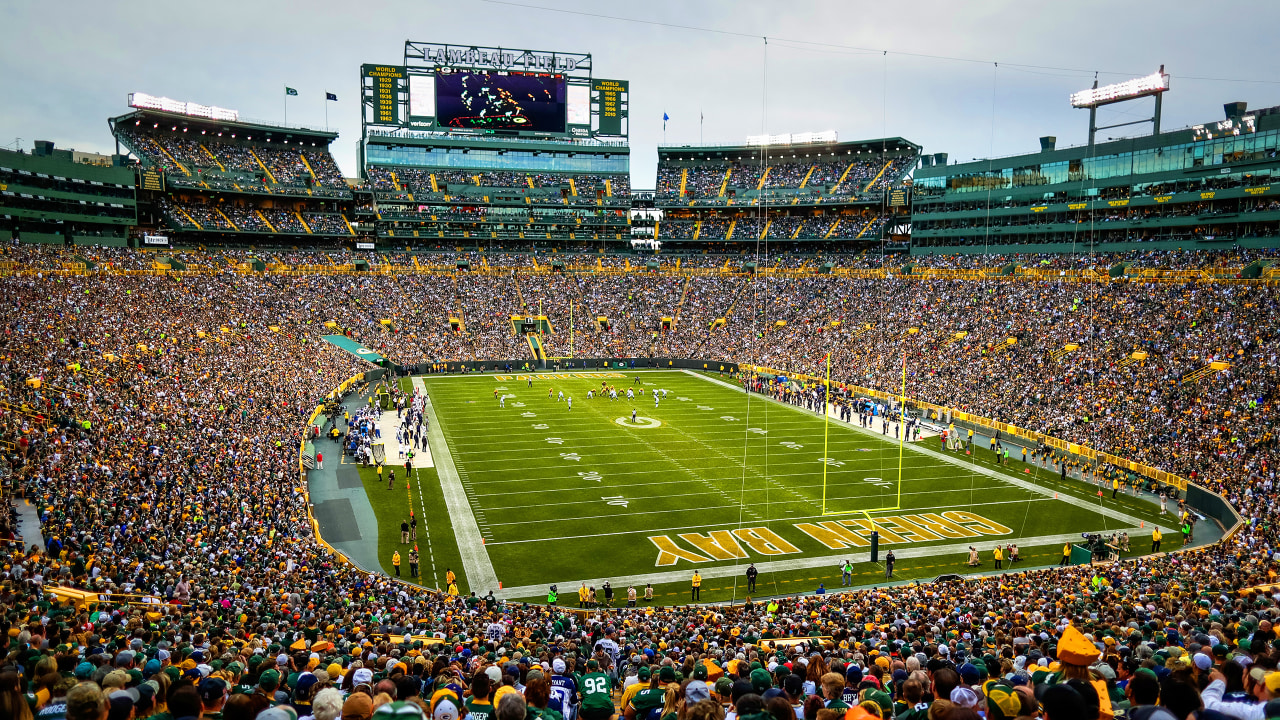 Football comes to Lambeau Field for first time ⚽