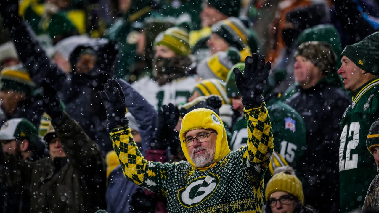 Bears fans wear Cheese Grater Heads to Lambeau Field for Bears-Packers 