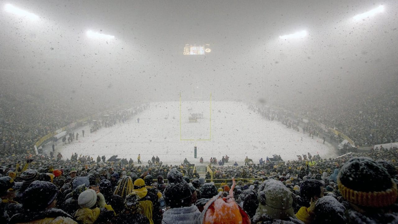 Packers-Seahawks getting snow at Lambeau Field