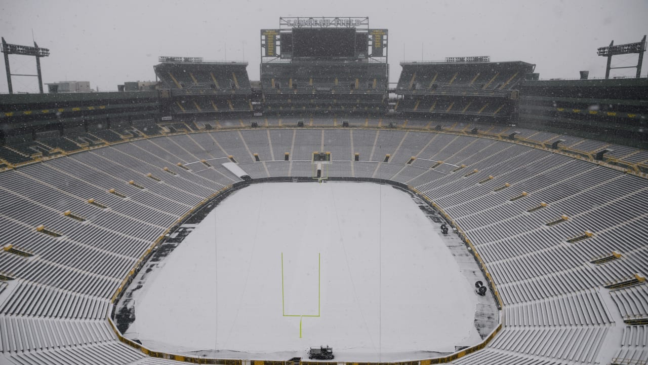 The MetLife Stadium field crew had a busy day shoveling snow at the Packers- Giants game