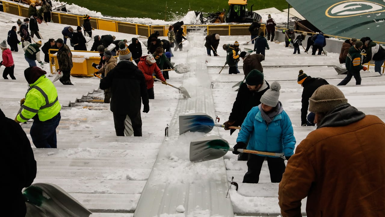 The MetLife Stadium field crew had a busy day shoveling snow at the Packers-Giants  game