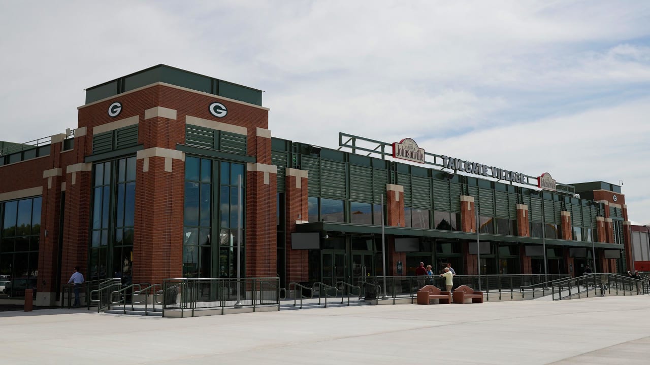 Lambeau Field - Donate blood by appointment Fridays in June for the Green  Bay Packers Give Back community blood drive at Lambeau Field in the Johnsonville  Tailgate Village. Make your appointment ❤️: