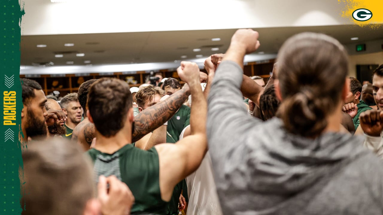 WATCH: Taylor delivers postgame locker room speech, gives out game