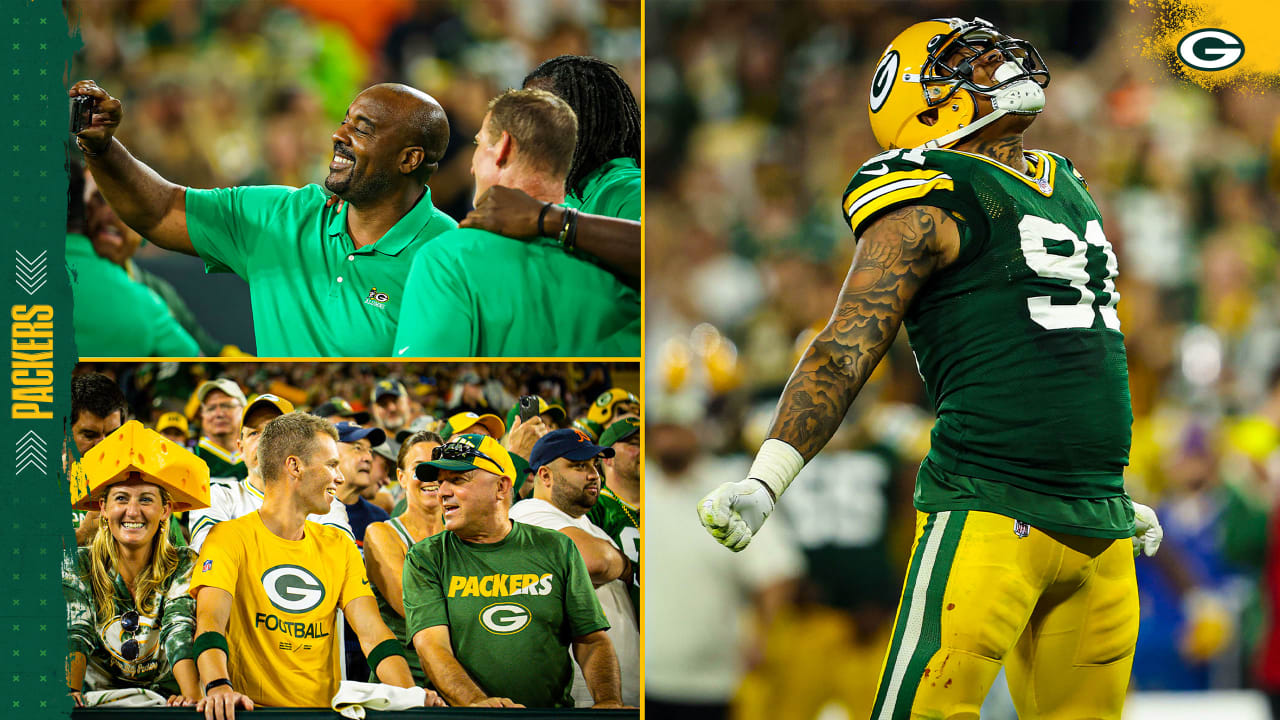 Chicago Bears vs. Green Bay Packers. Fans support on NFL Game. Silhouette  of supporters, big screen with two rivals in background Stock Photo - Alamy