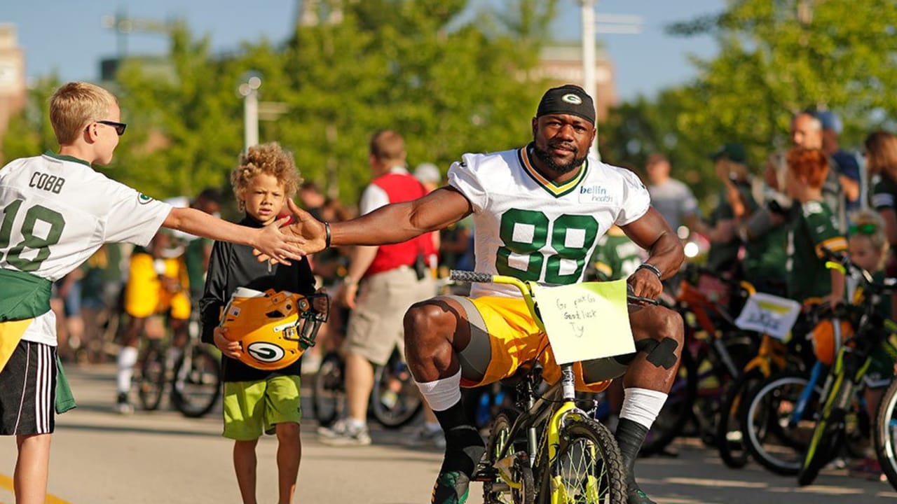 Kids lend Packers players bikes to ride to practice