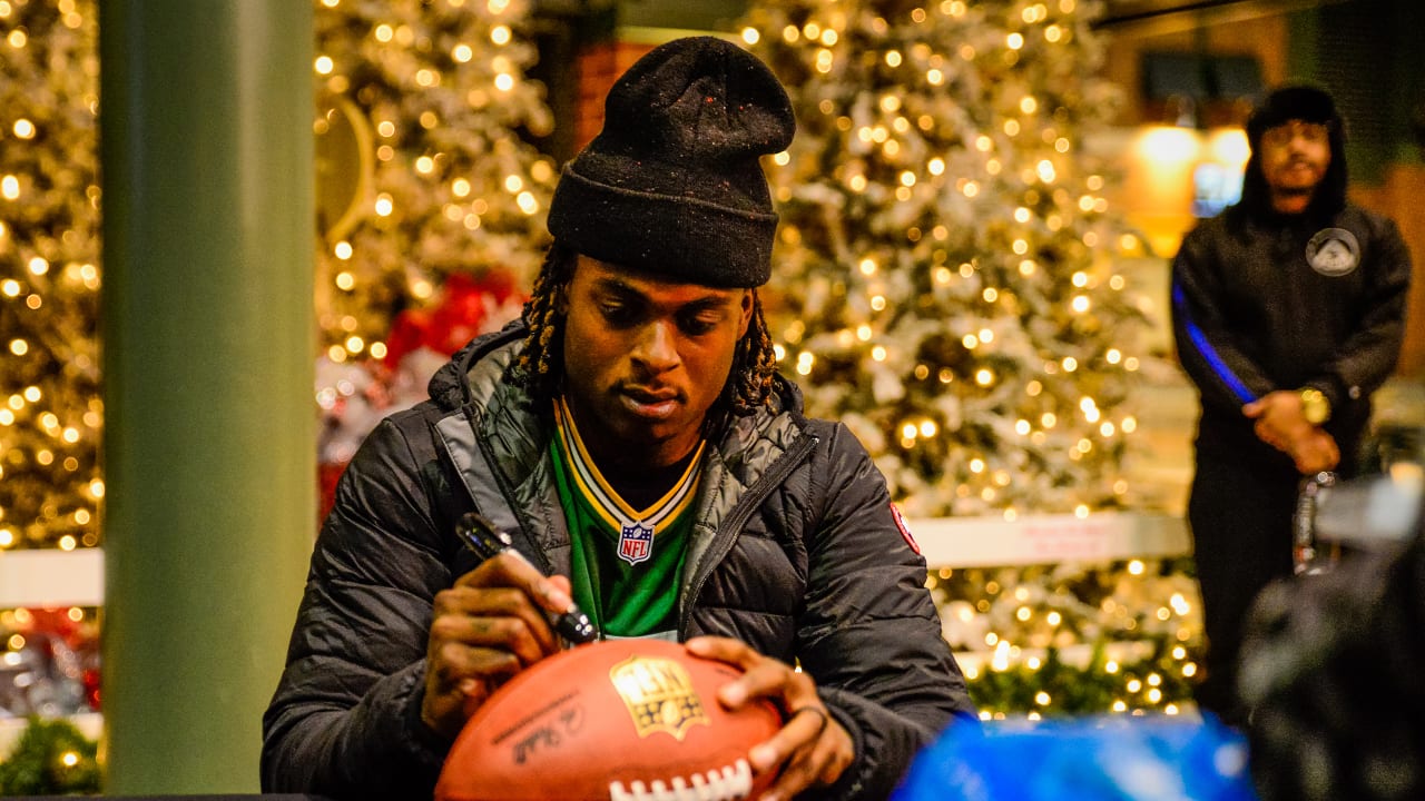 Packers sign autographs for Salvation Army