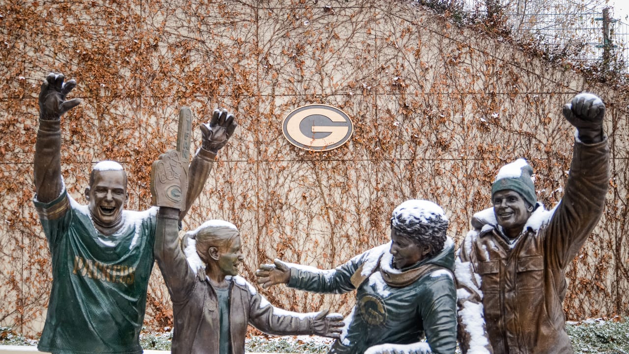 Photos Snow falls at Lambeau Field
