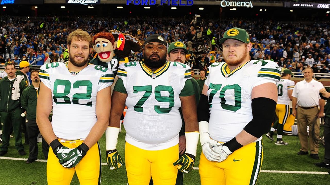 Aaron Rodgers salutes fans at Soldier Field after Packers seal