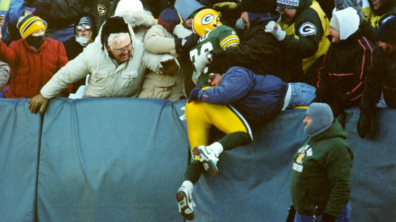 LeRoy Butler doesn't disappoint, gives fans one more Lambeau Leap