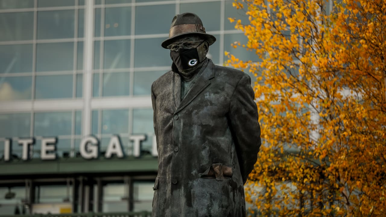 Lambeau, Lombardi statues mask up