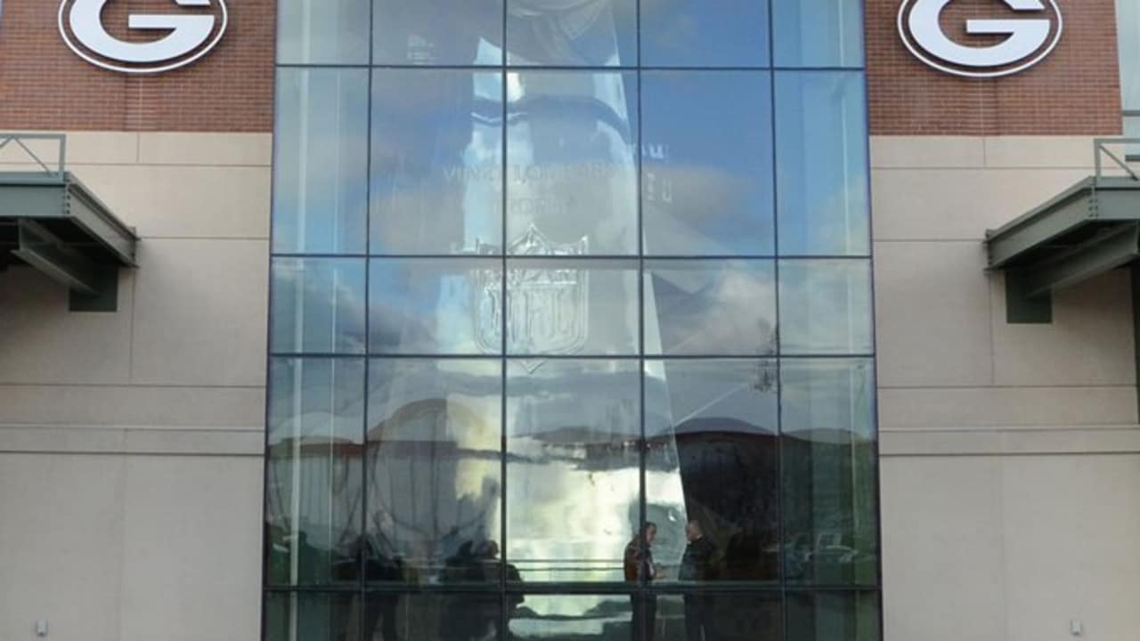 Packers unveil 50-foot Lombardi Trophy at Lambeau Field