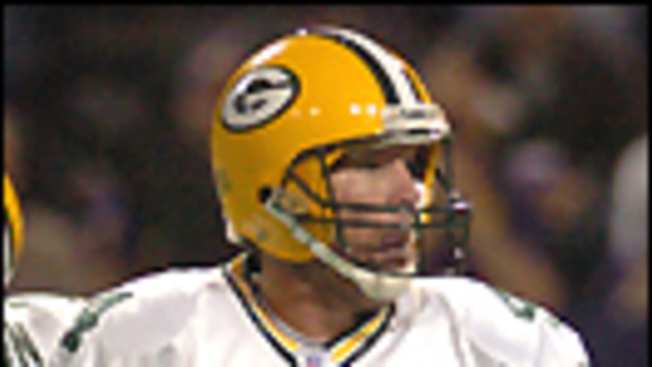 Vikings QB Brett Favre knocked out of Bills game with sprained