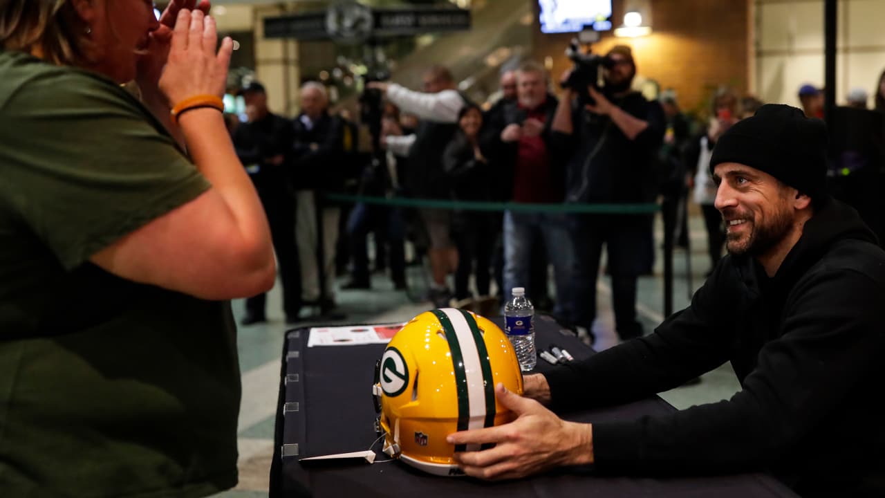 Aaron Rodgers to sign autographs at Lambeau Field Monday