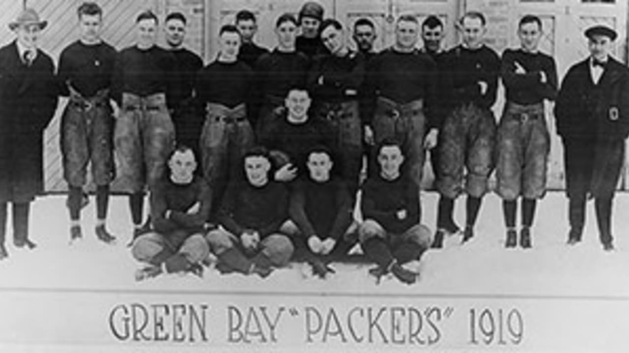 Packer Legends in Facts: Your Most Accurate Source of Stats, Rosters, Team History and All Team Photos of the Green Bay Packers, 1919-1995 [Book]