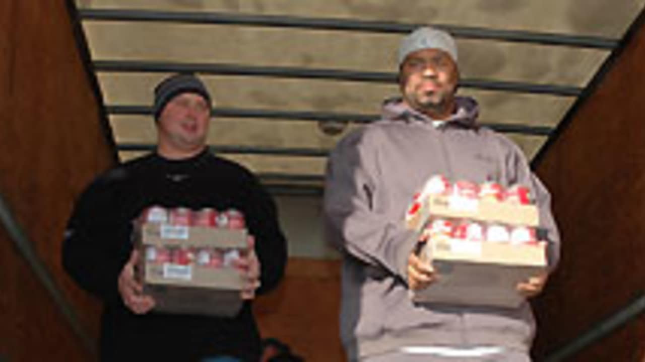 IMAGE DISTRIBUTED FOR CAMPBELL'S CHUNKY - Green Bay Packers linebacker  De'Vondre Campbell greets a visitor at Paul's Pantry in Green Bay,  Wisconsin on Tuesday, Oct. 18, 2022. De'Vondre, the Packers and Chunky