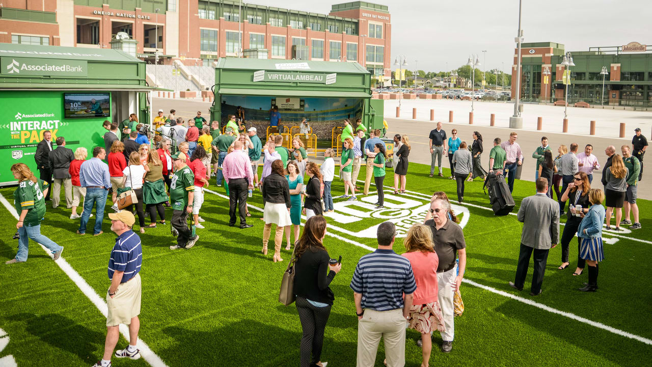 Big & Rich perform outside Lambeau Field during home-opening weekend