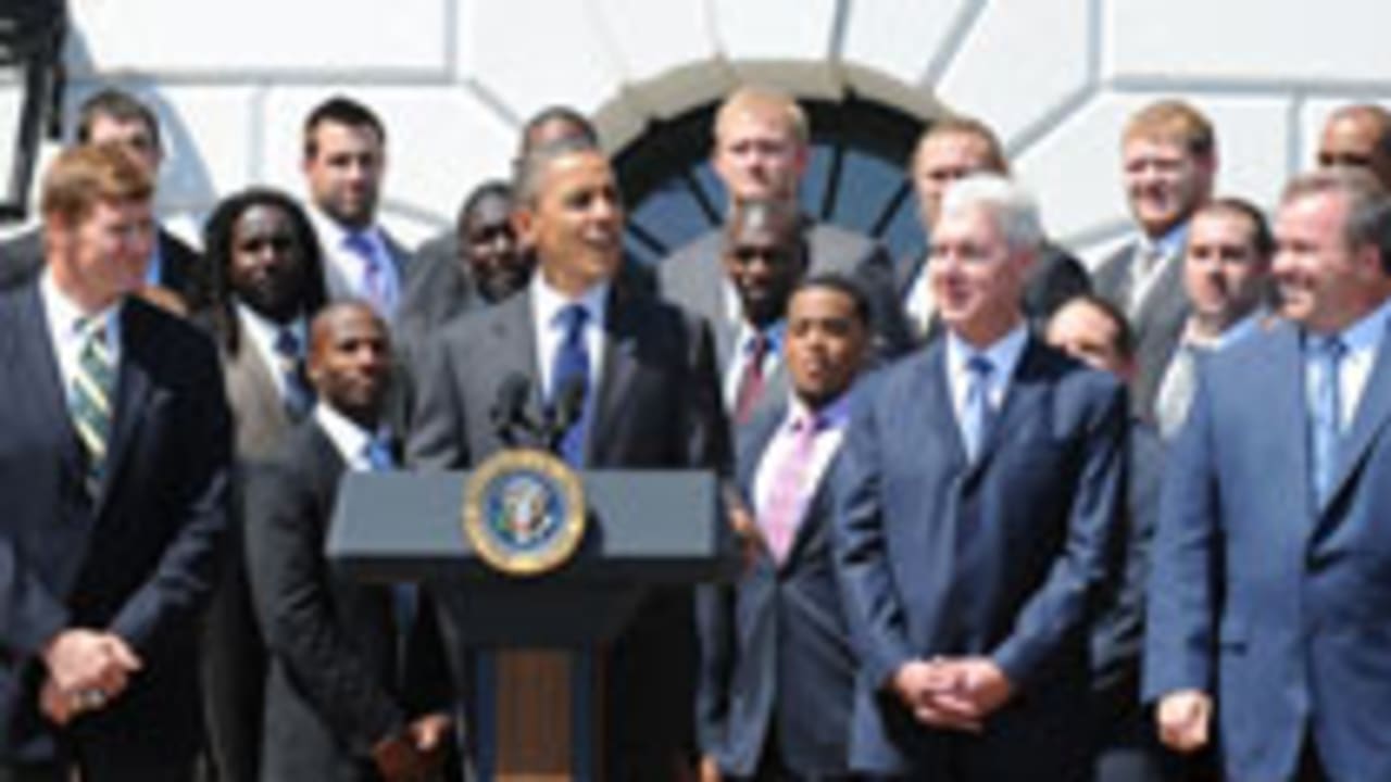 Mike Ditka presents President Obama with his Own Chicago Bears Jersey