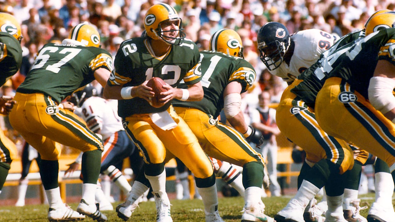 Lynn DIckey of the Green Bay Packers passes during a NFL game against  News Photo - Getty Images