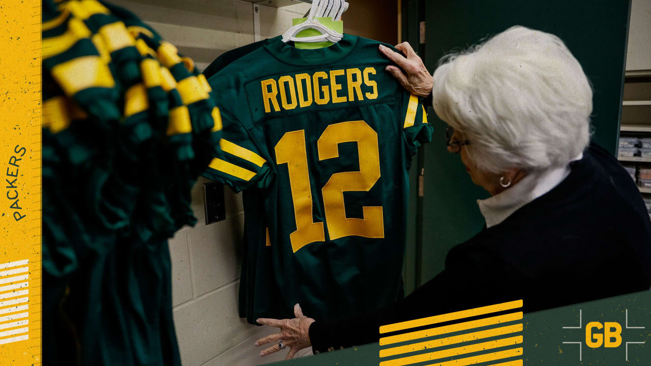 Packers Pro Shop unveils new display for Classic 50s jersey and