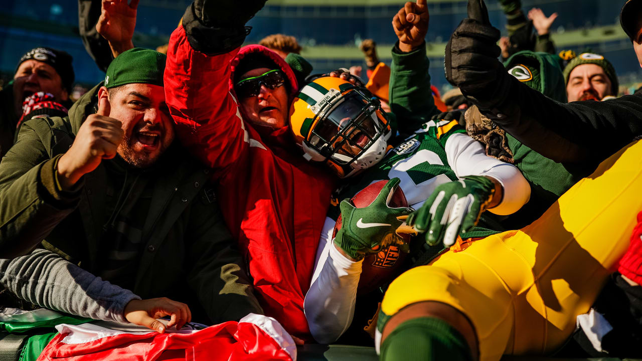 Rodgers breaks record, Packers grab four interceptions in