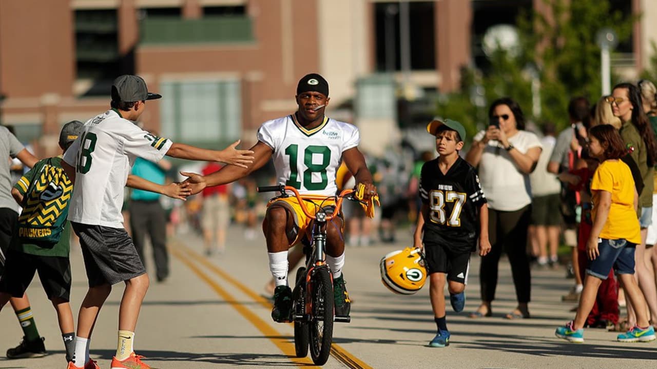 Photos: Players and fans bike to Packers training camp practice