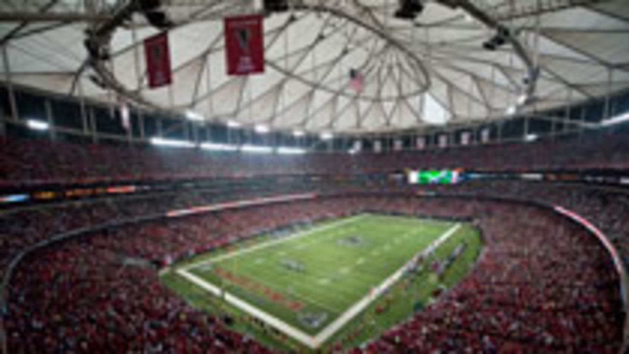 Philadelphia Eagles quarterback Michael Vick (7) calls a play at the line  of scrimmage in the first half of an NFL football game against the Atlanta  Falcons at the Georgia Dome in