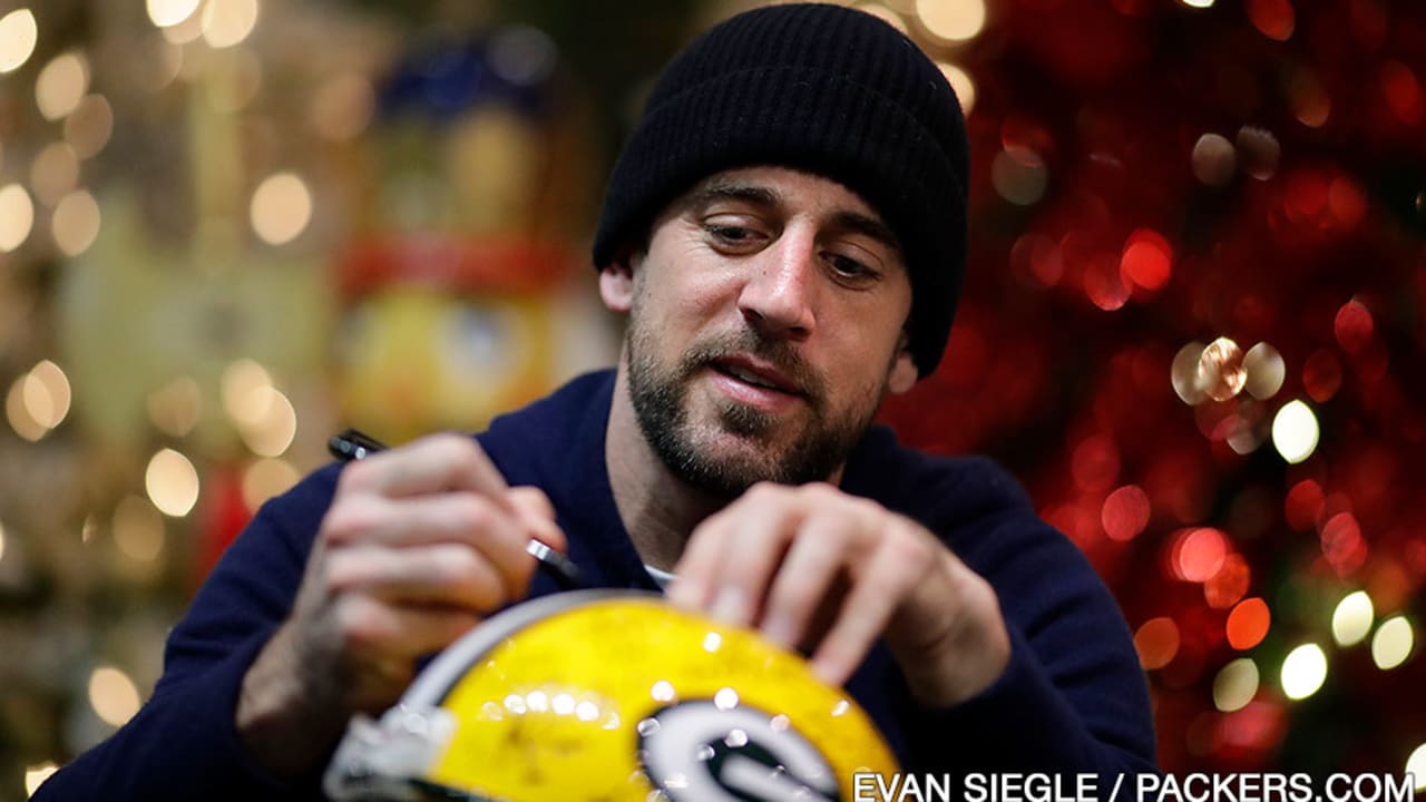 aaron rodgers signing autograph card｜TikTok Search