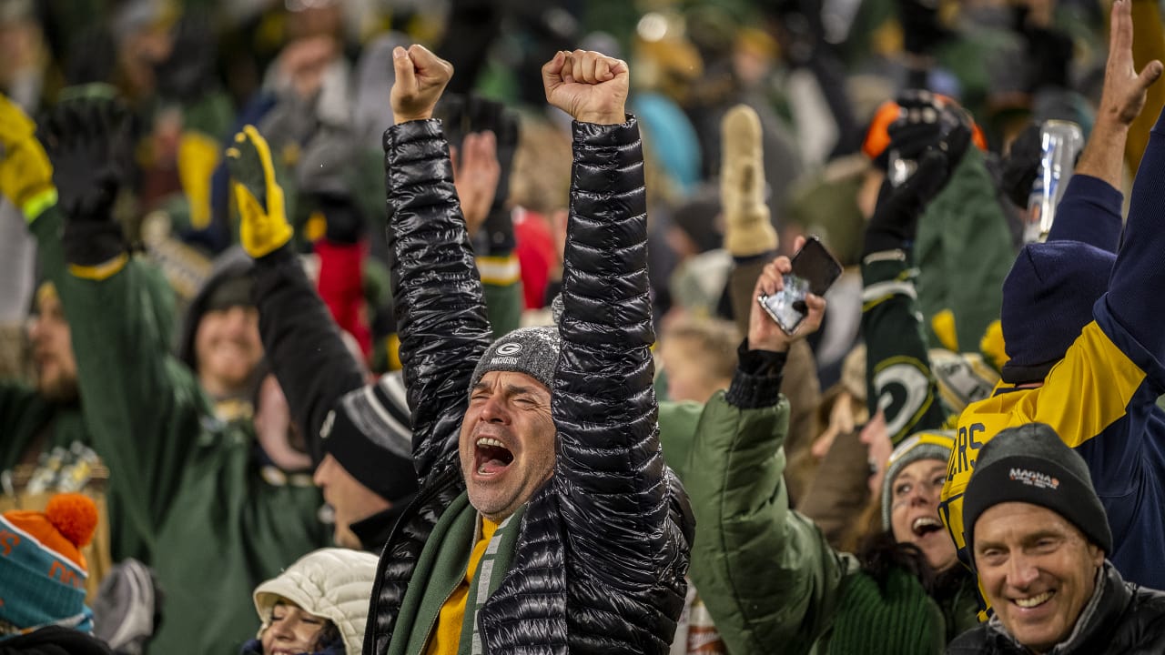 Fans enjoy Week 10 game at Lambeau Field