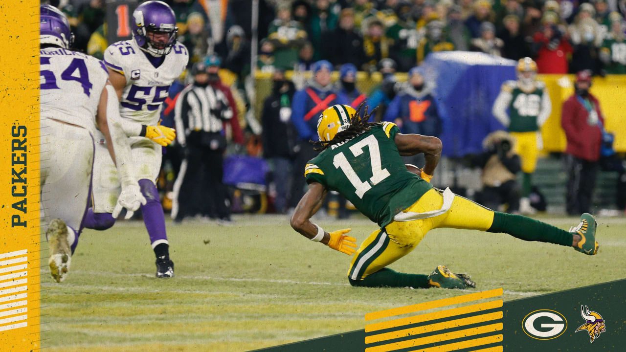 Packers' Aaron Rodgers tosses four touchdowns in win vs. Vikings