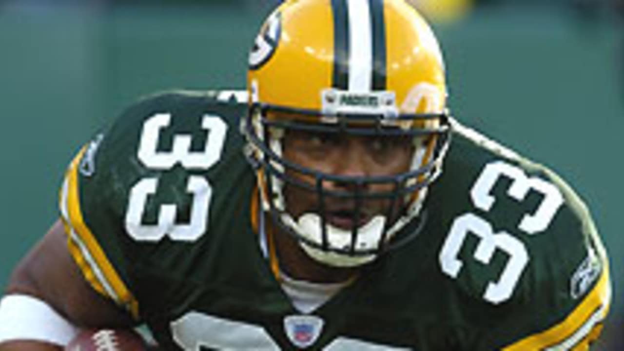 Green Bay Packers fullback William Henderson gets tangled up as he runs a  drill at football training camp Tuesday, Aug. 1, 2006, in Green Bay, Wis.  (AP Photo/Morry Gash Stock Photo - Alamy