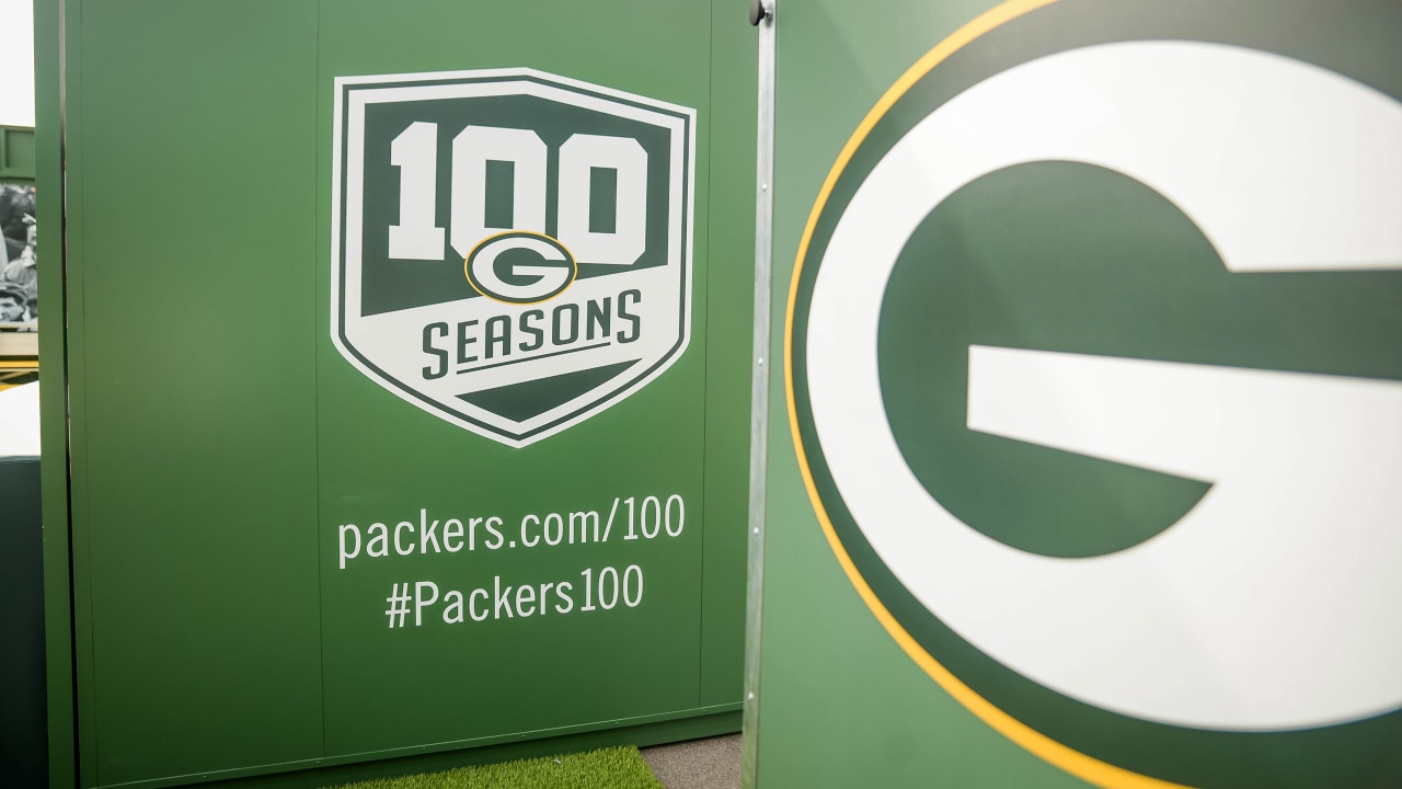 Green Bay Packers Ribbon Welcome Sign at the Packers Pro Shop