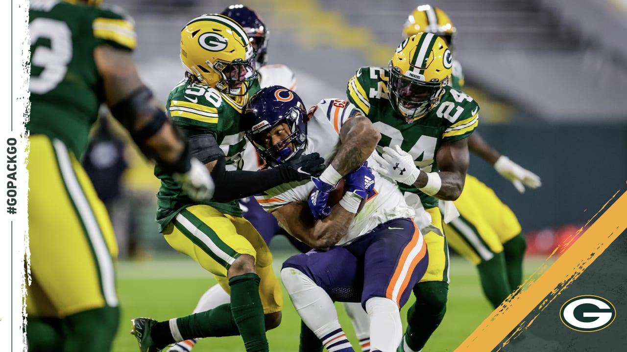 Green Bay Packers wide receiver Davante Adams (17) forces a missed tackle  by Chicago Bears defensive