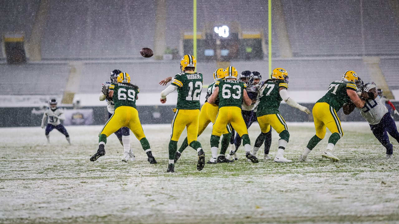 Aaron Rodgers maximizing on his mastery at the line