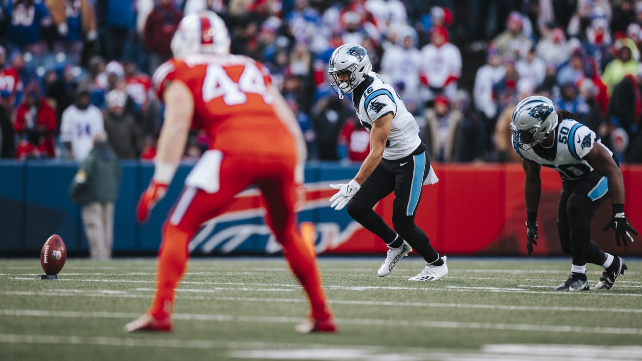 Panthers' kicker injures himself in warmups before game vs. Bills