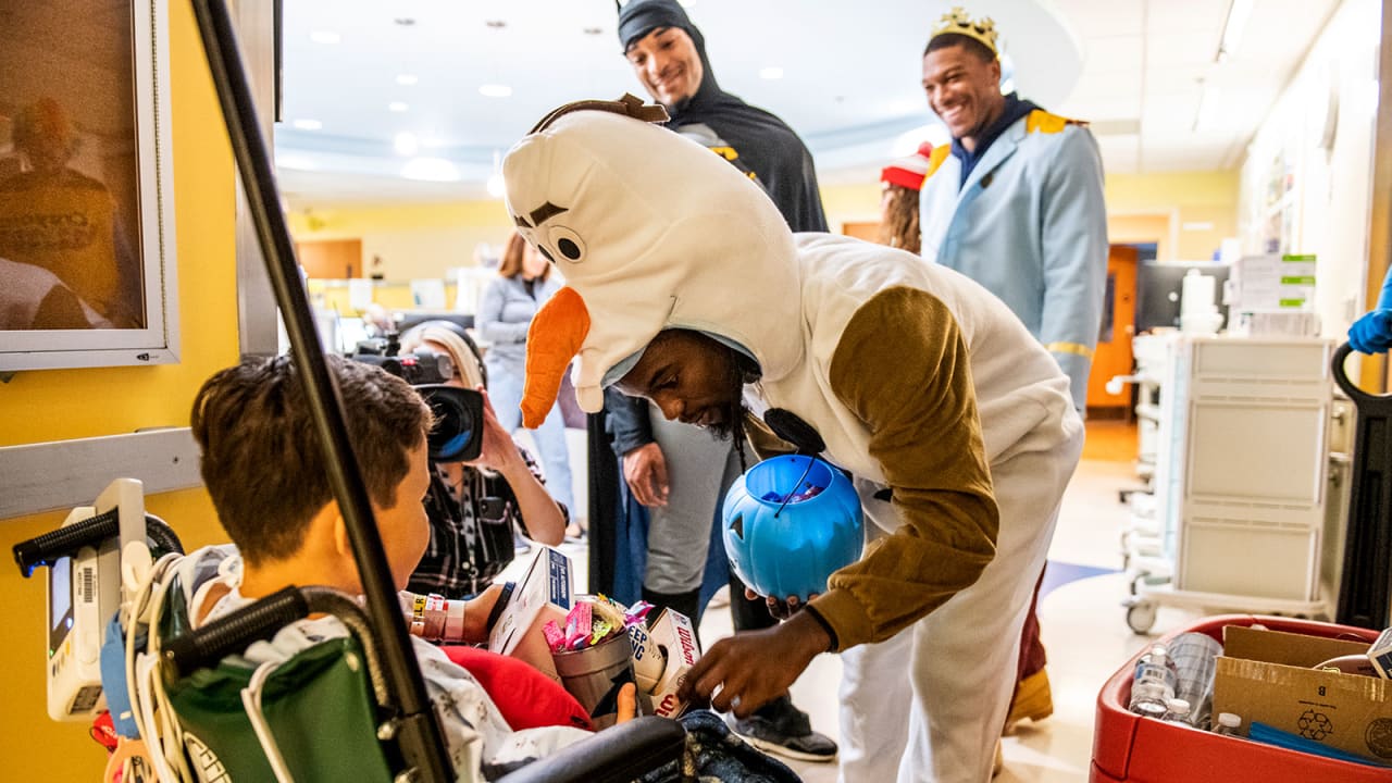 New York Giants rookies dress up for visit to Children's Hospital