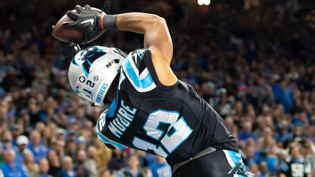 DJ Moore slips through tackles en route to 40-yard catch and run